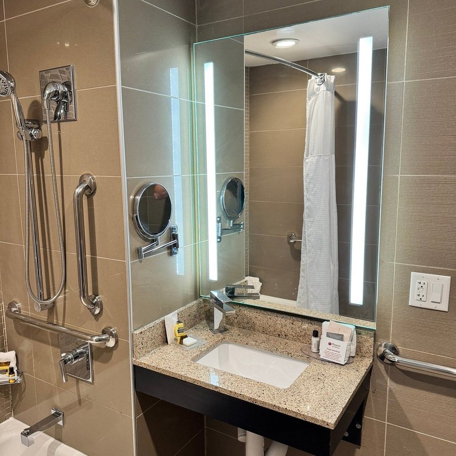 Best Western Premier NYC Gateway Hotel — Bathroom