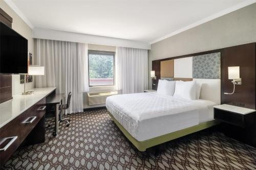 Best Western Premier NYC Gateway Hotel — Guest room