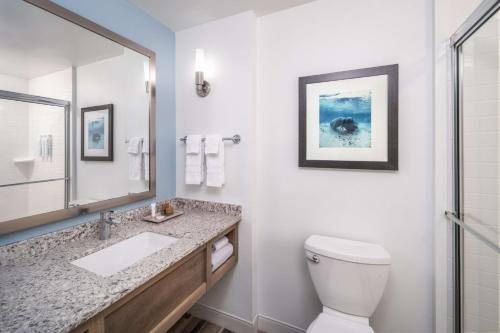 Best Western Premier The Tides — Bathroom