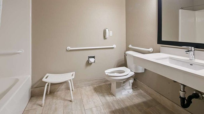 Best Western Ramkota Hotel — Bathroom