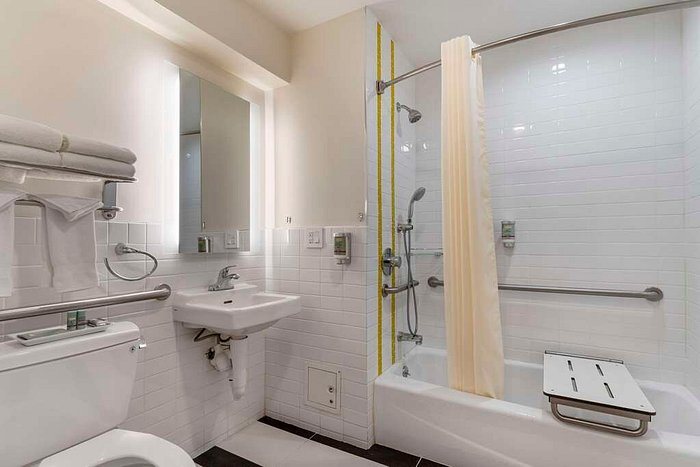 Best Western Red Coach Inn — Bathroom