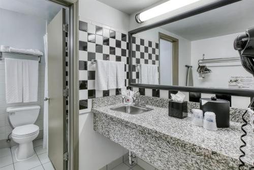 Best Western River North Hotel Chicago Illinois — Bathroom