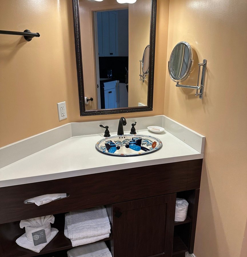 Best Western Rose Garden Inn — Bathroom