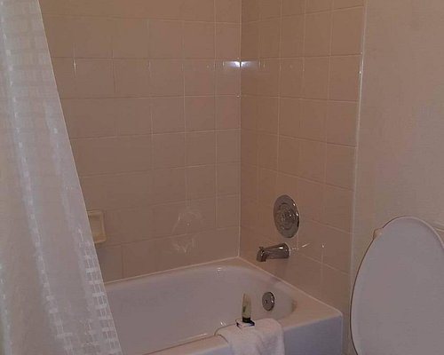 Best Western Roseville Inn — Bathroom