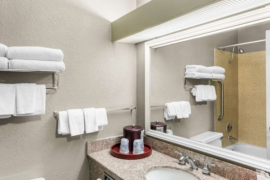 Best Western Seattle Airport Hotel — Bathroom