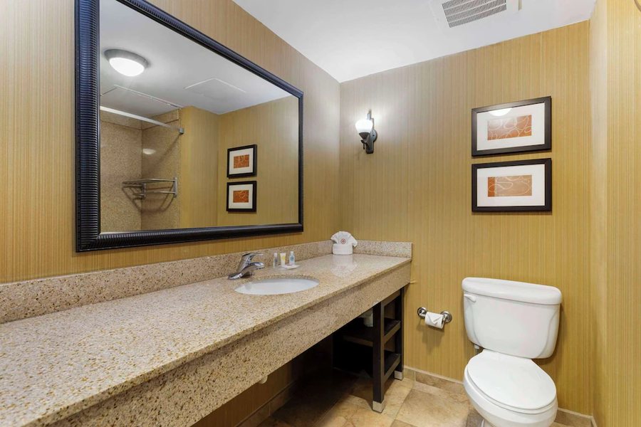 Best Western Sevierville Kodak Inn — Bathroom