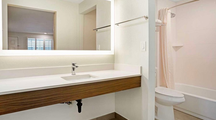 Best Western Shadow Inn — Bathroom