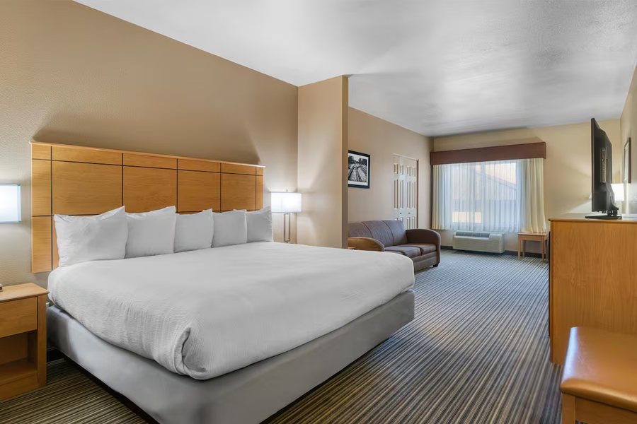Best Western Shelby Inn Suites — Guest room