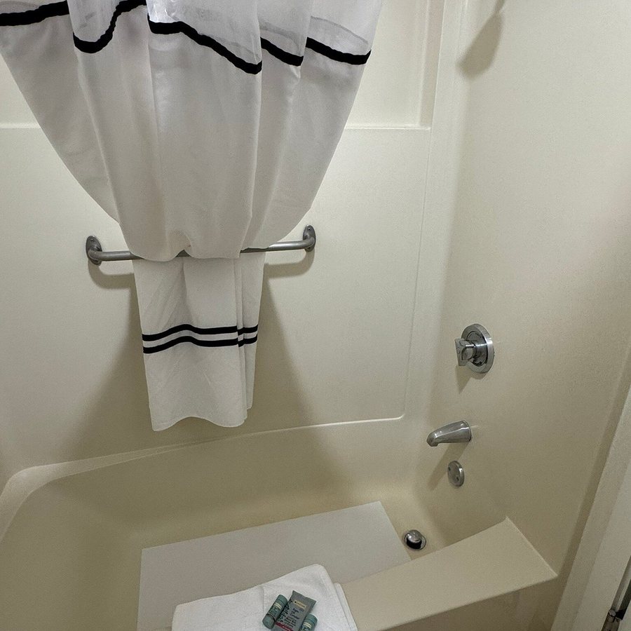 Best Western Sheridan Center — Bathroom