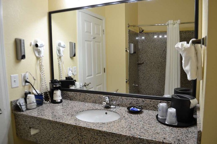 Best Western Sherwood Inn Suites — Bathroom