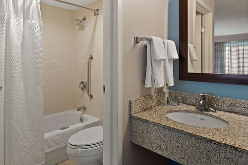 Best Western Spartanburg Northwest — Bathroom