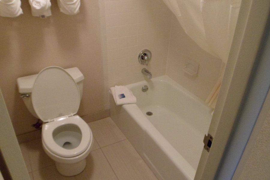 Best Western Springfield Hotel — Bathroom