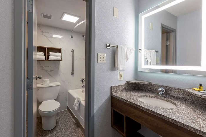 Best Western St Louis Inn — Bathroom