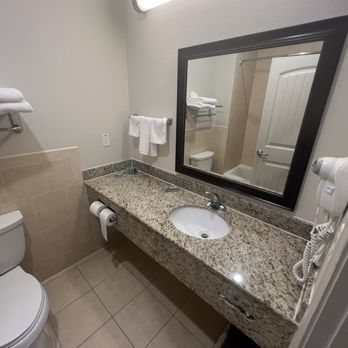 Best Western Sugarland Inn — Bathroom