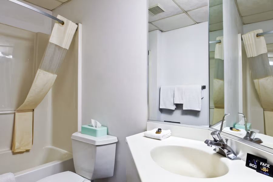Best Western Summit Inn — Bathroom