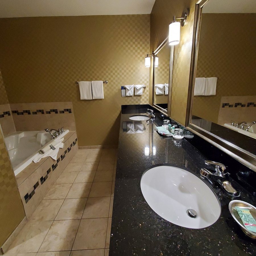 Best Western Sunrise Inn Suites — Bathroom