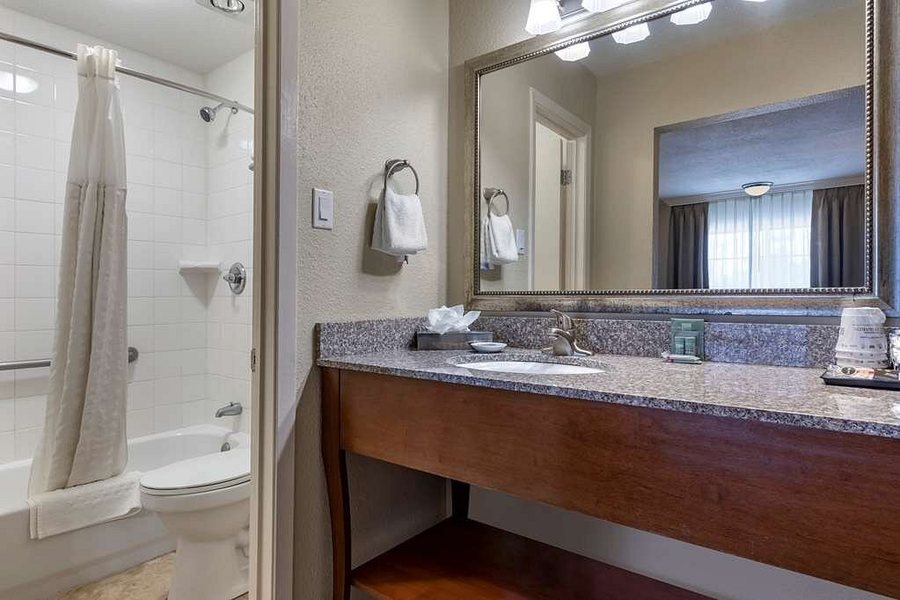 Best Western Swiss Clock Inn — Bathroom