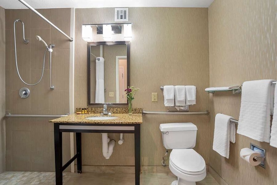 Best Western Tallahassee Downtown Inn Suites — Bathroom