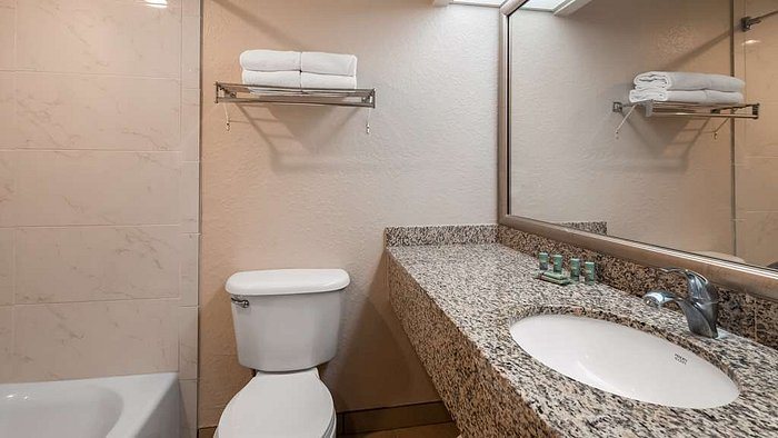 Best Western Tampa — Bathroom