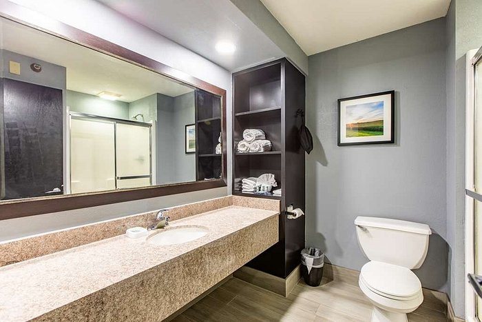 Best Western The Inn at Rochester Airport — Bathroom