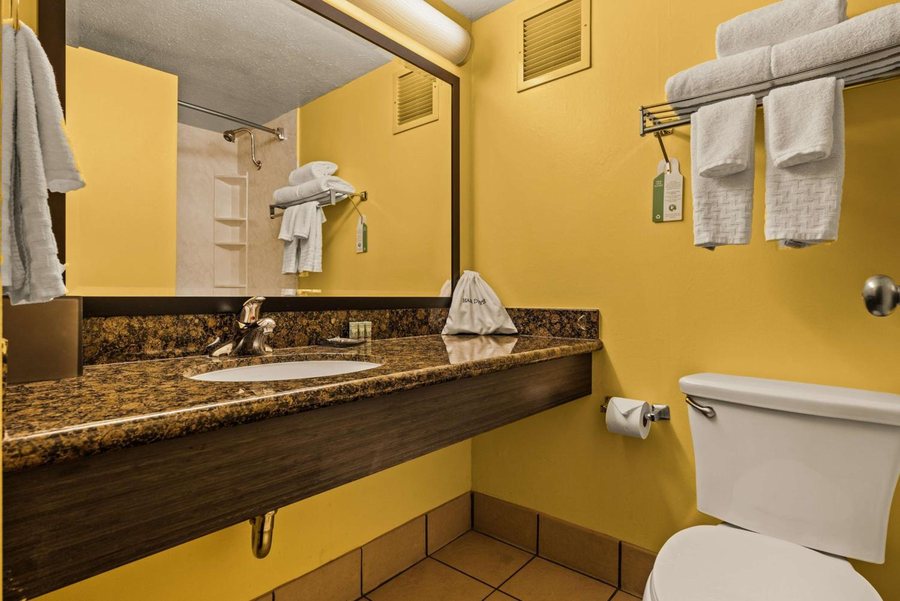 Best Western The Plaza Hotel Honolulu Airport — Bathroom