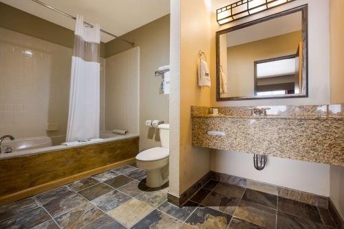 Best Western Tower West Lodge — Bathroom