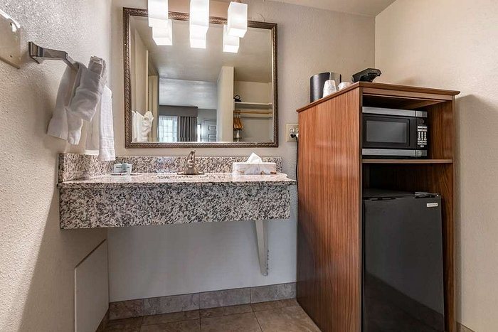 Best Western Town Center Inn — Bathroom