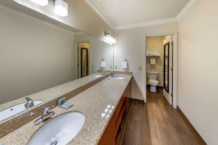 Best Western Town Country Lodge — Bathroom