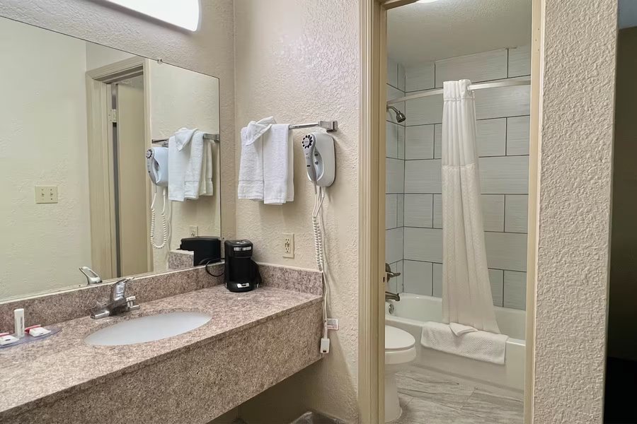 Best Western Troy Inn — Bathroom