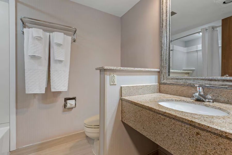 Best Western University Inn at Valparaiso — Bathroom
