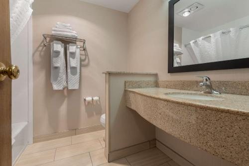 Best Western University Inn — Bathroom