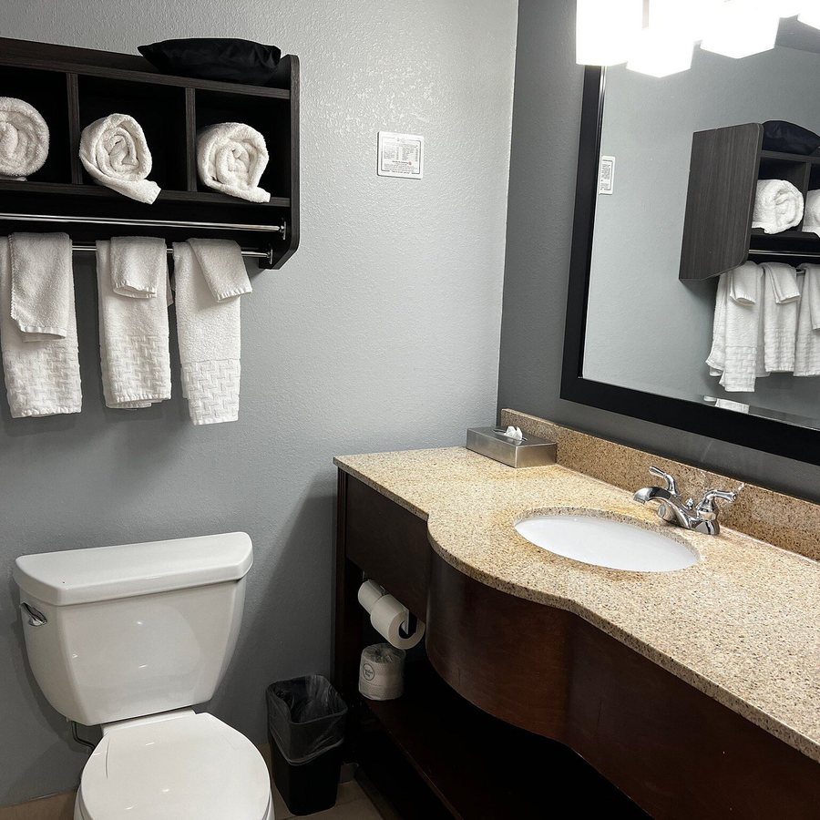 Best Western University Inn — Bathroom
