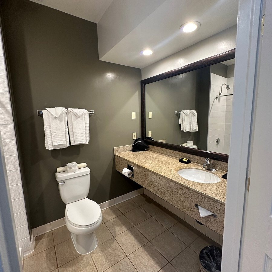 Best Western University Lodge — Bathroom