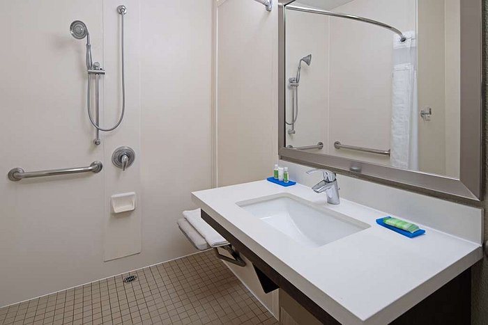 Best Western Valencia Six Flags Inn Suites — Bathroom