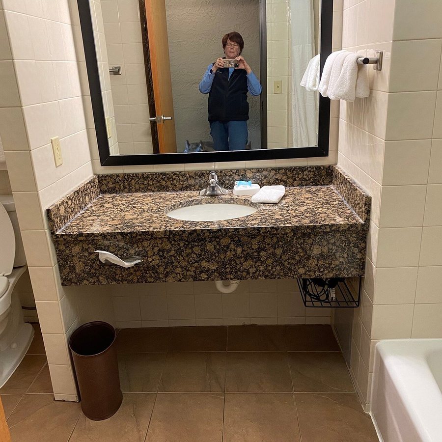 Best Western Van Buren Inn — Bathroom