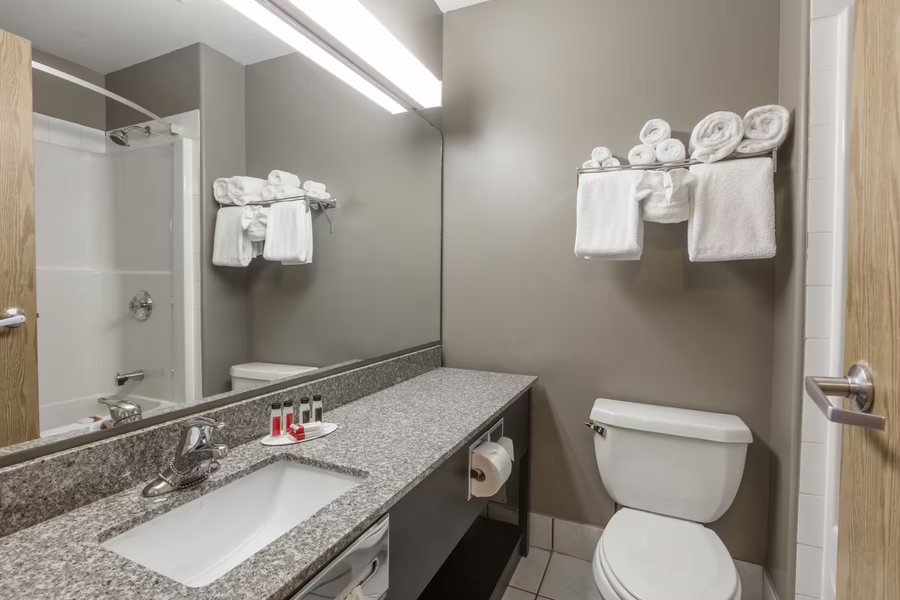 Best Western Vermillion Inn — Bathroom