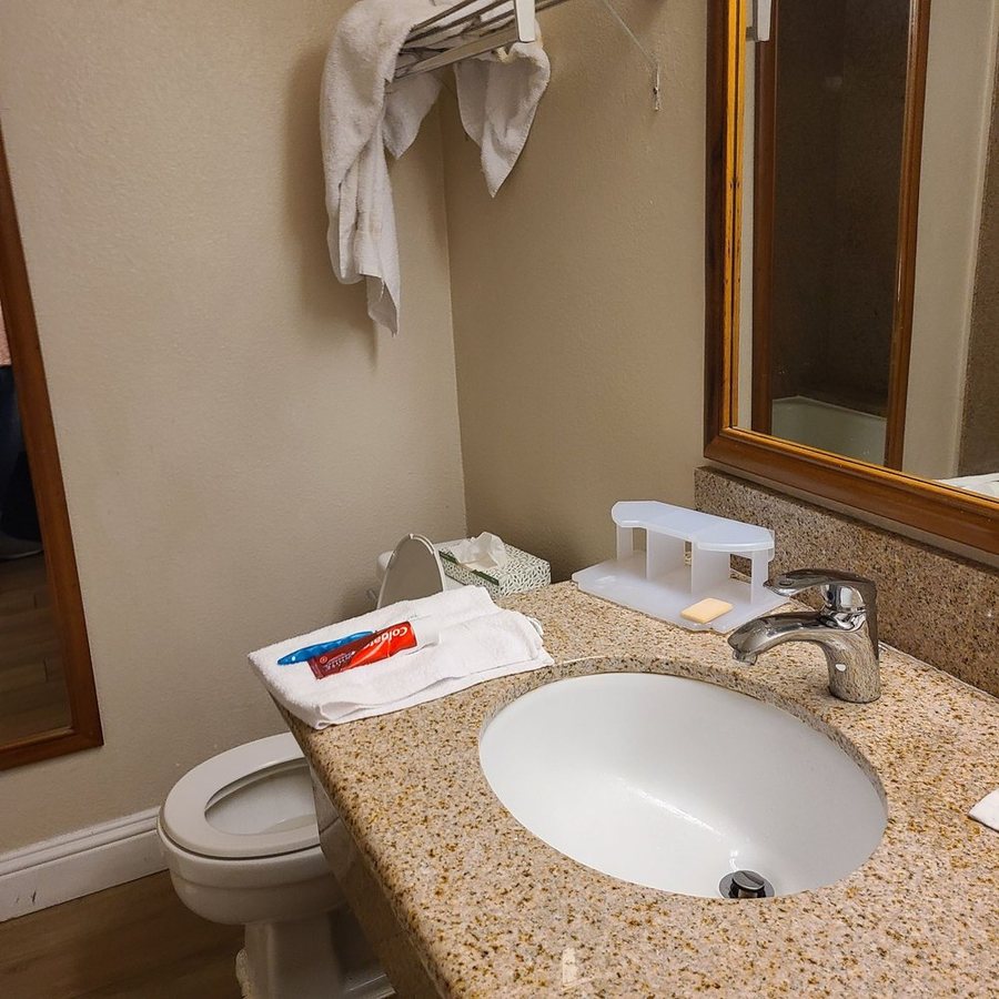 Best Western Village Inn — Bathroom