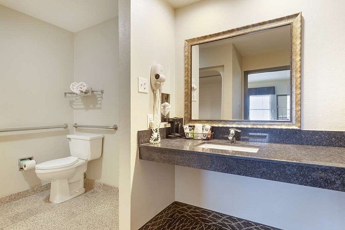 Best Western West Monroe Inn — Bathroom