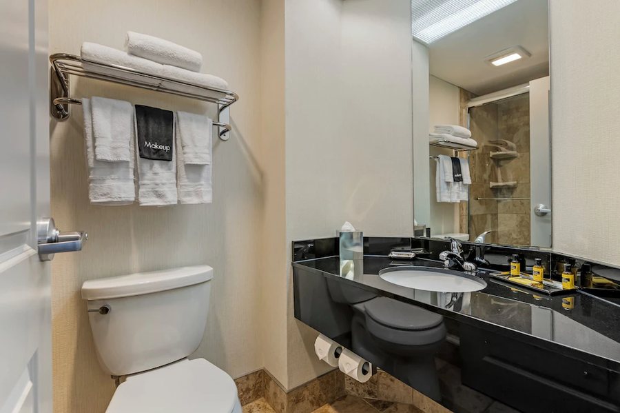 Best Western West Towne Suites Madison Wisconsin — Bathroom