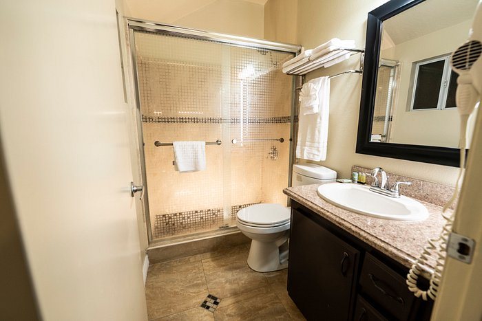 Best Western Westminster Inn — Bathroom