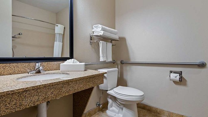 Best Western Wichita Northeast — Bathroom
