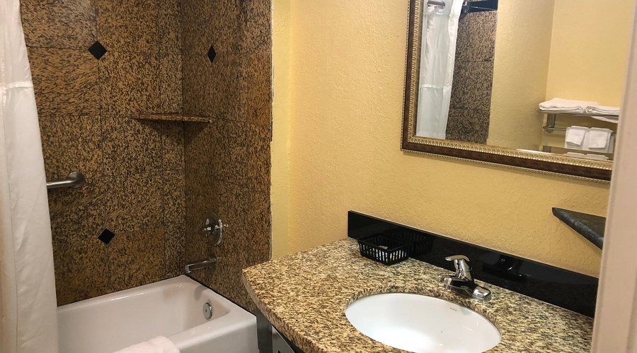 Best Western Willits Inn — Bathroom
