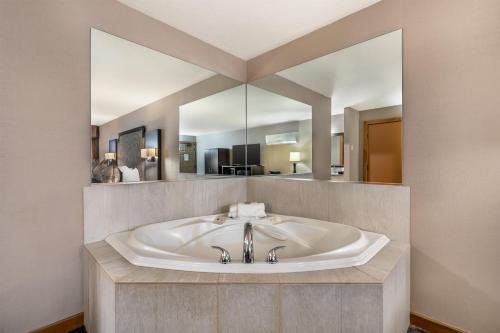 Best Western Windsor Inn — Bathroom