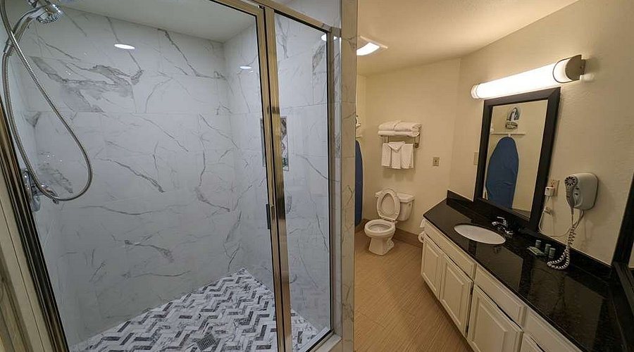 Best Western Windsor Suites — Bathroom