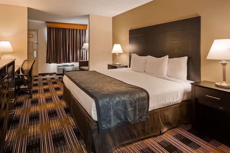Best Western Windsor Suites — Guest room