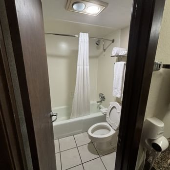 Best Western Winners Circle — Bathroom