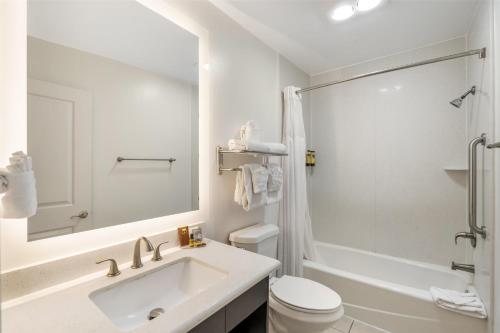 Best Western Woodland Hills Inn Los Angeles California — Bathroom