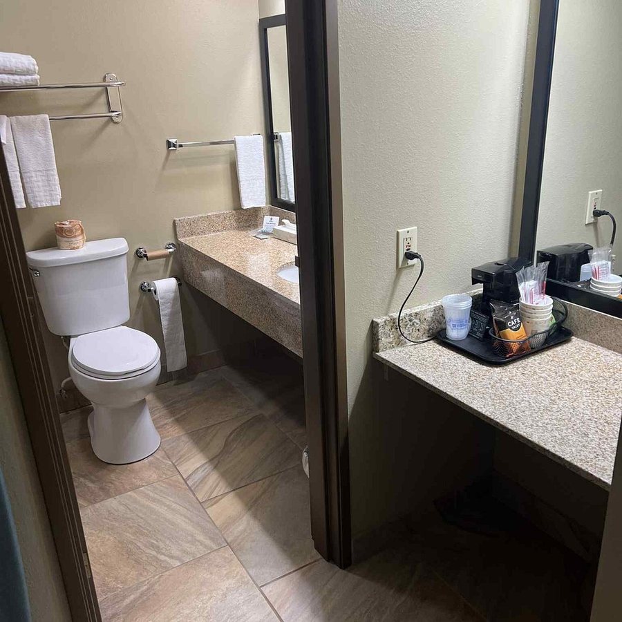 Best Western Yellowstone Crossing — Bathroom