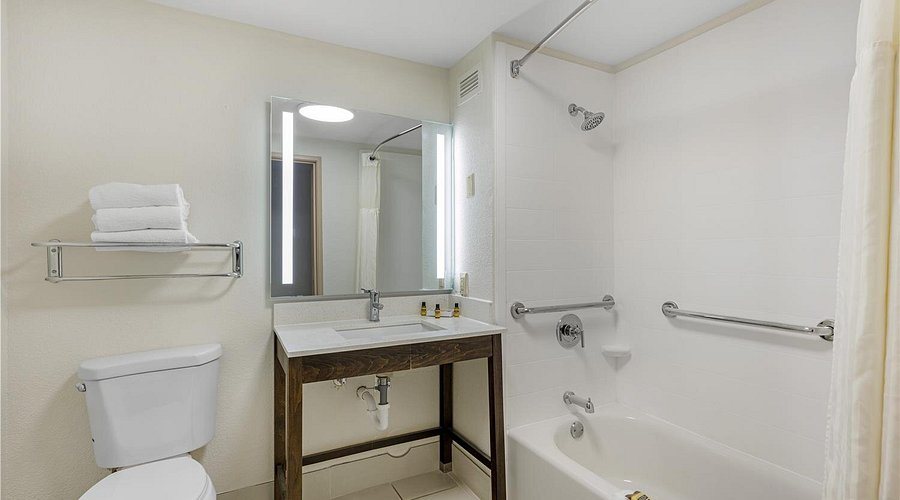 Best Western York Inn — Bathroom