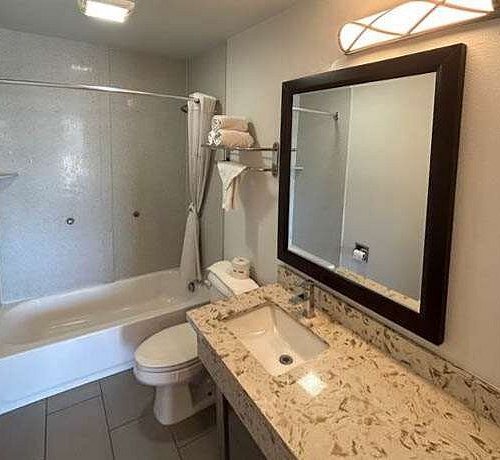 Best Western Yuba City Inn — Bathroom